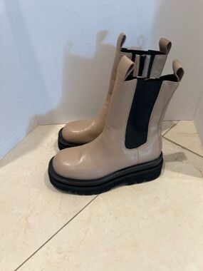 Jeffrey Campbell Tanked Beige Chelsea Lug Boots size 6